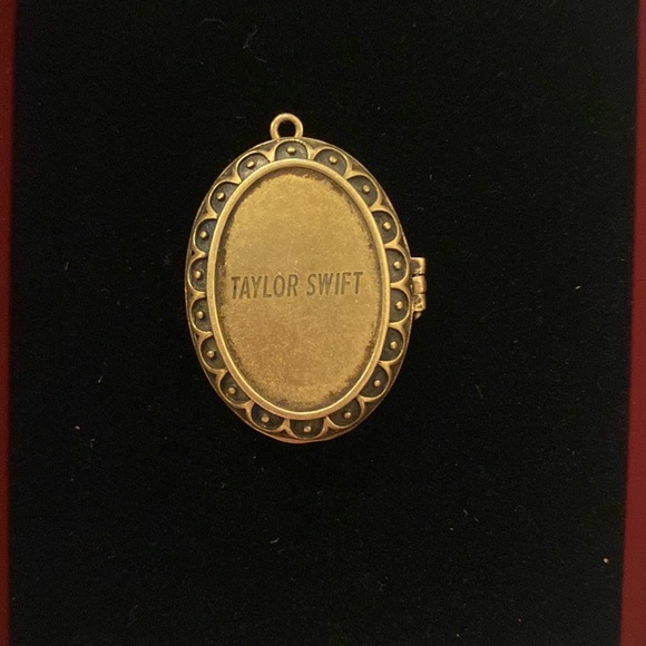 TAYLOR SWIFT “WE’LL RUN” LOCKET - Picture 5 of 5